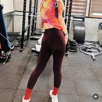 女性トレーナーの後ろ姿